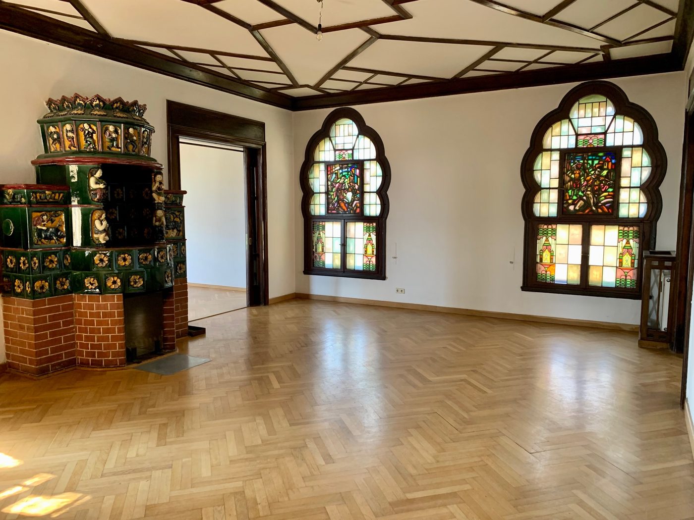 Beletage im Original mit grünem Kachelofen, Bleiglasfenstern und Kassettendecke