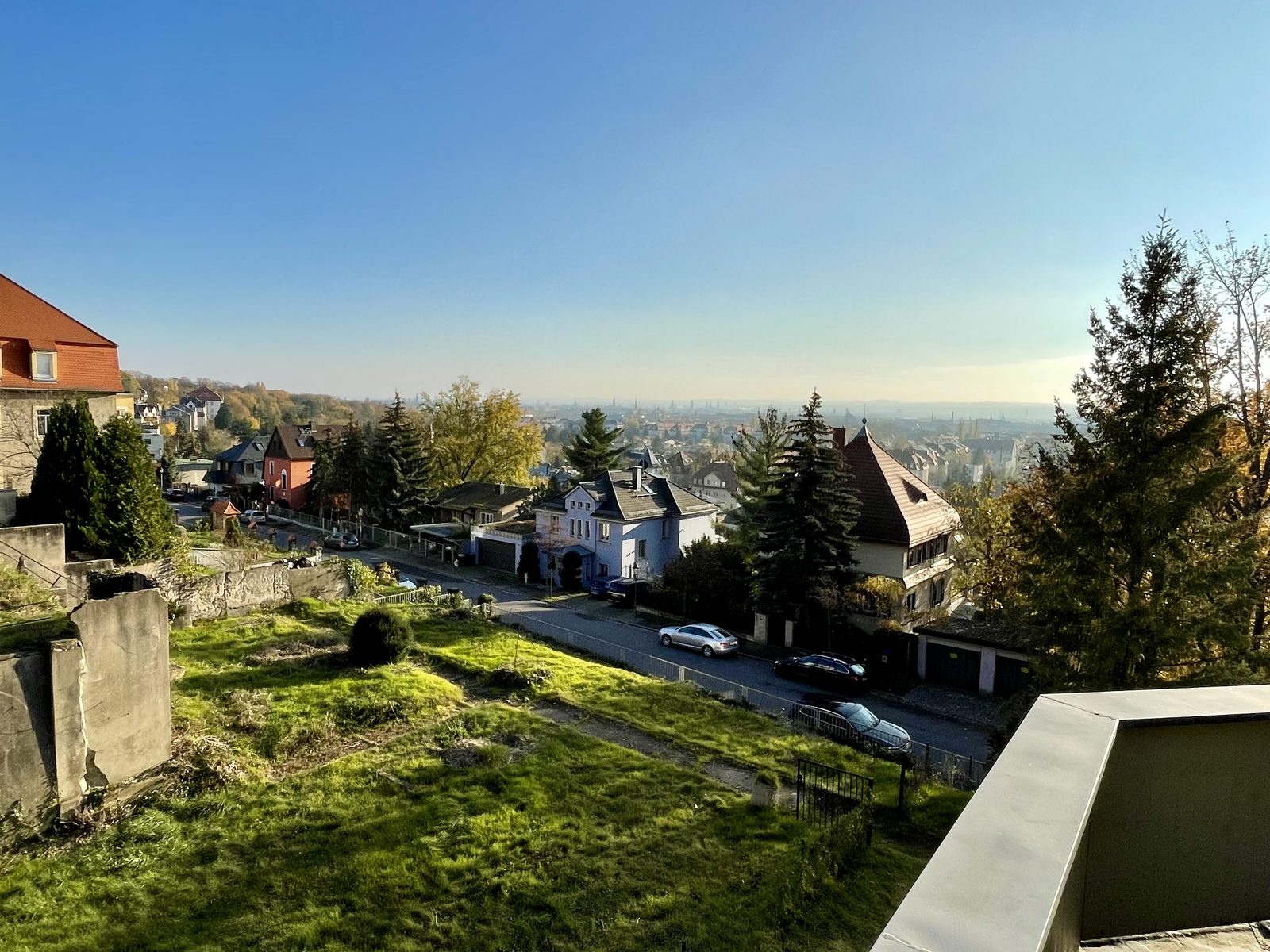 Blick von der Villa Weinberg über die Weinbergstraße und das Elbtal