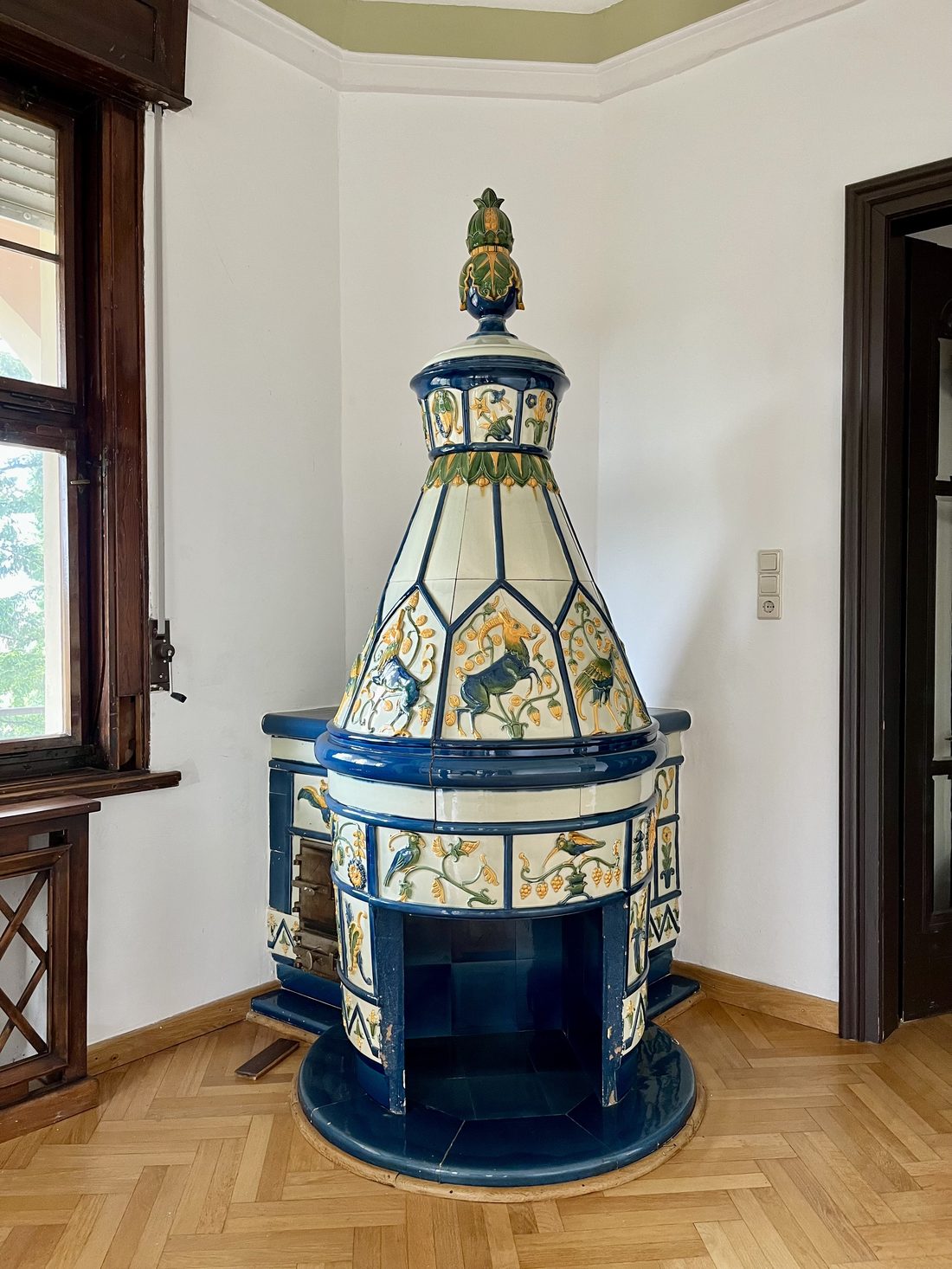Historischer blau-weißer Kachelofen in der Villa Weinberg
