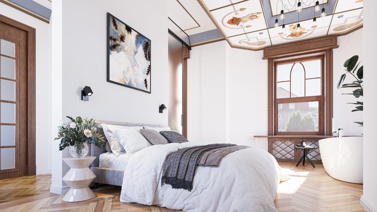 Schlafzimmer der Beletage mit historischer Decke und Spitzbogenfenster