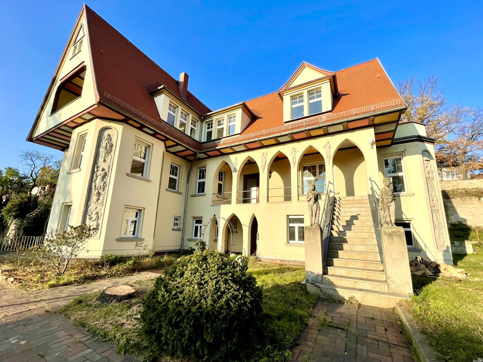 Historische Fassade der Villa Weinberg mit Arkadengang und Figurenschmuck