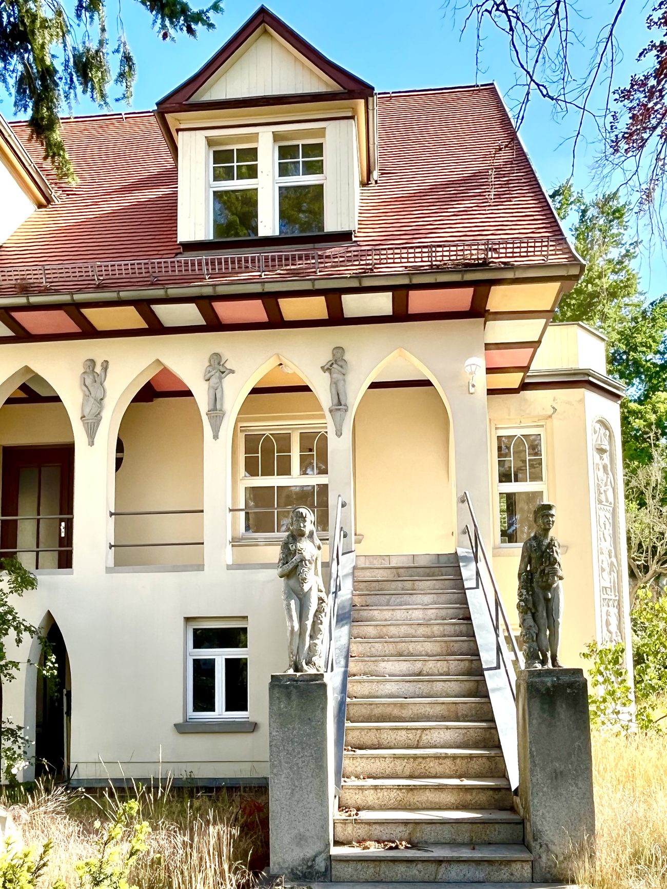 Villa Weinberg mit Freitreppe und Figurenschmuck