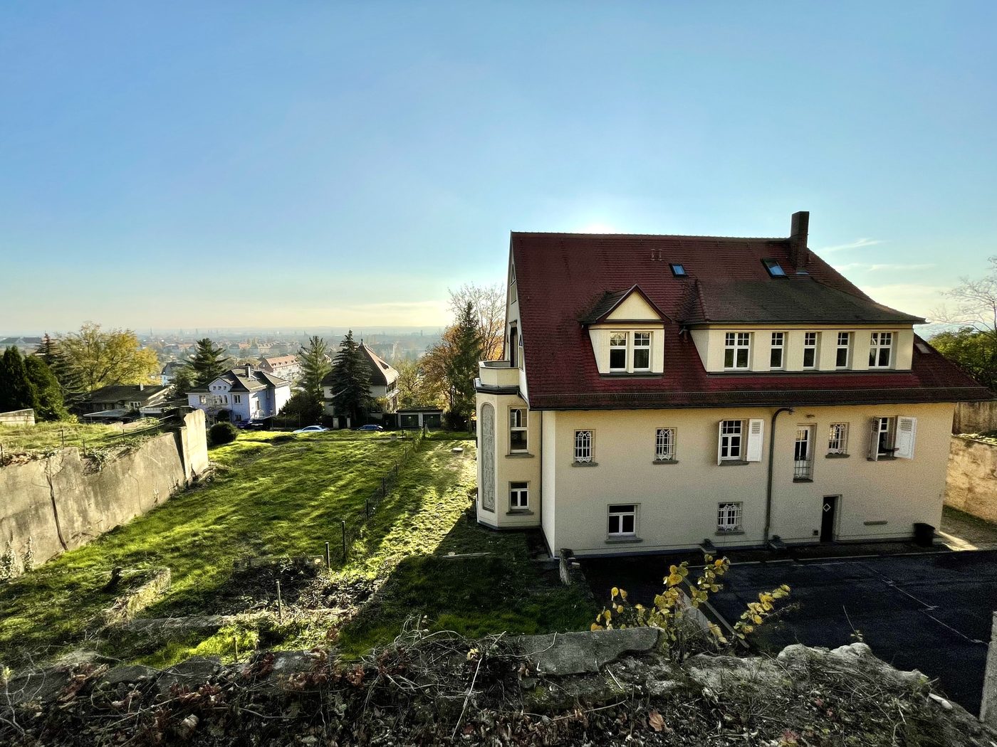 Hanglage des Grundstücks mit Garten und Stützmauern