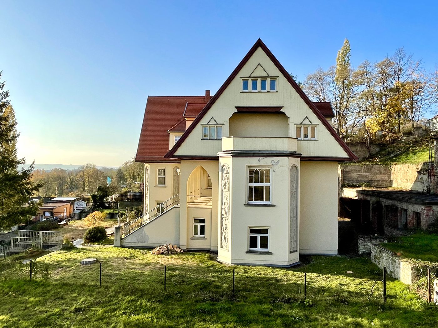 Villa Weinberg von der Straßenseite mit Blick über Dresden